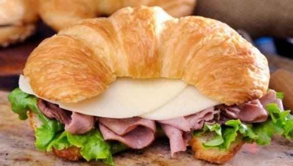 Cuernito de jamón y queso